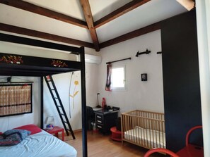 4 habitaciones, tabla de planchar con plancha y cuna de viaje 