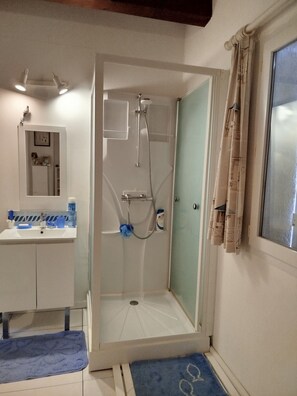 Shower, hair dryer - Family-friendly house, private pool and garden | Pets allowed (Alata)