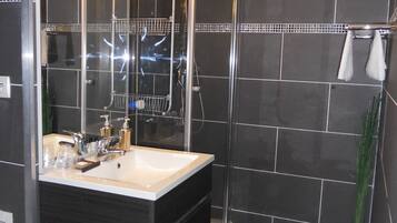 Baignoire, sèche-cheveux, serviettes fournies, papier toilette