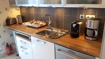 Frigorifero, microonde, forno, piano cottura