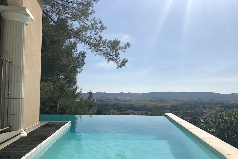 Luxury villa: SPA, infinity pool on the hillside