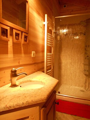 Een douche, een bubbelbad, een haardroger, handdoeken