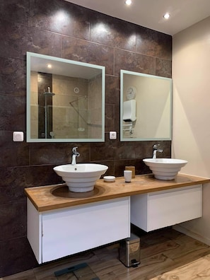 Shower, hair dryer, towels, toilet paper - 15min from the beach, very well-equipped 4-person apartment***. (Saint-Pierre)
