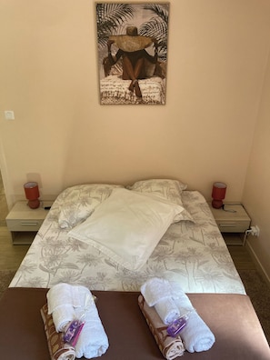 2 bedrooms, iron/ironing board, travel cot, free WiFi - 15min from the beach, very well-equipped 4-person apartment***. (Saint-Pierre)