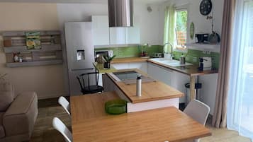 Jääkaappi, mikroaaltouuni, uuni, liesi
