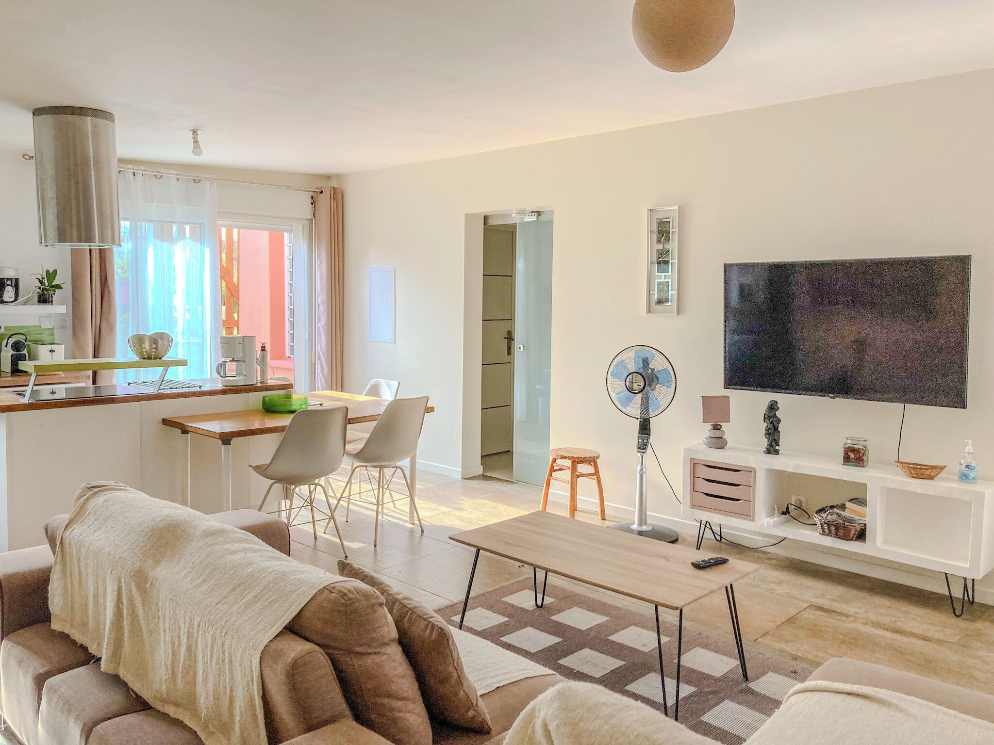 Smart TV, stereo, offices