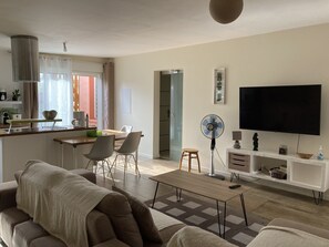 TV connectée, chaîne hi-fi, espaces bureaux