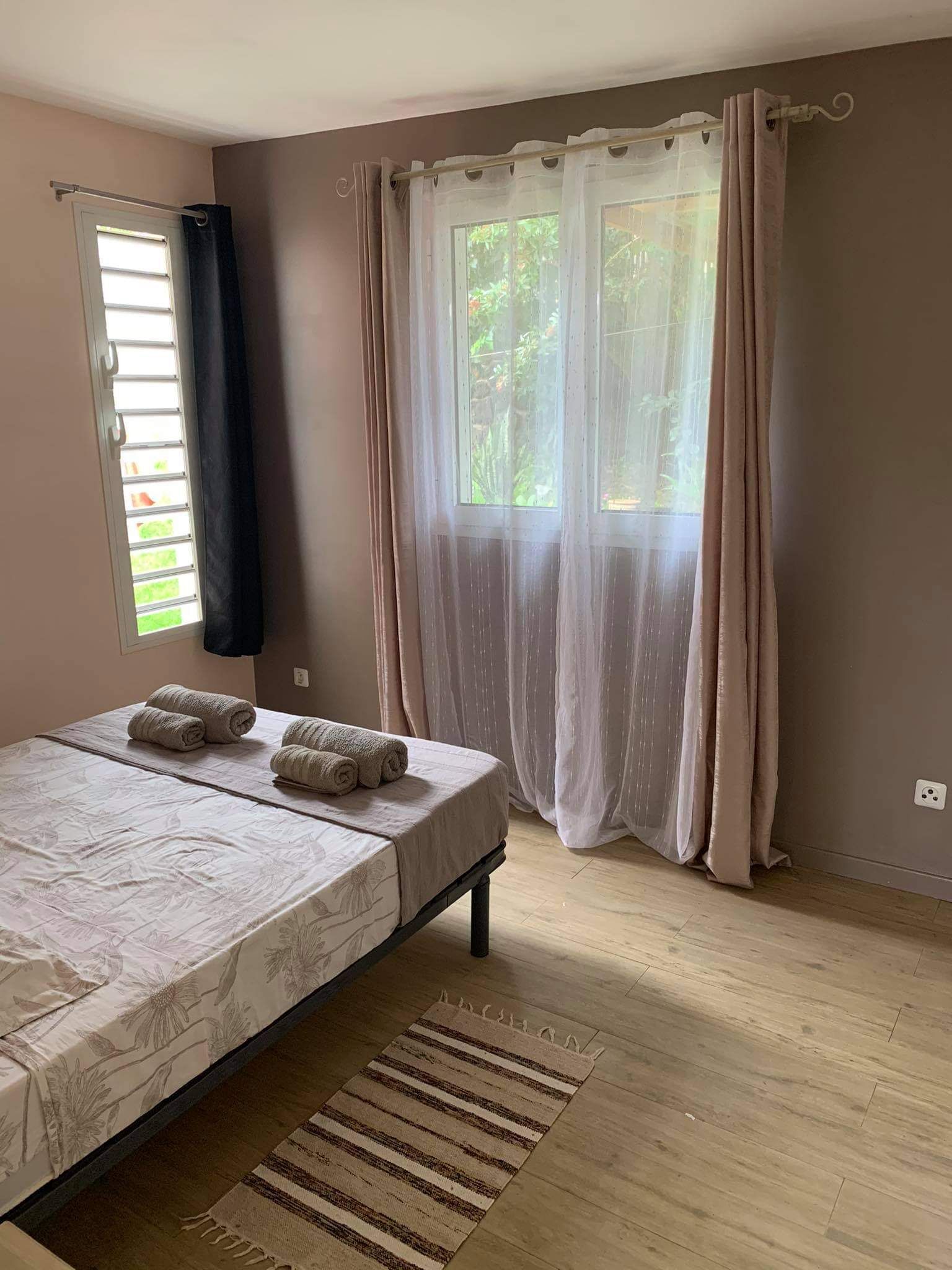 2 habitaciones, tabla de planchar con plancha y cuna de viaje 