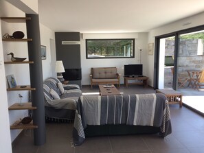 TV, fireplace, books - House 'between land and sea', sea view and access to the Gulf of Morbihan, 8 p. (Arzon)