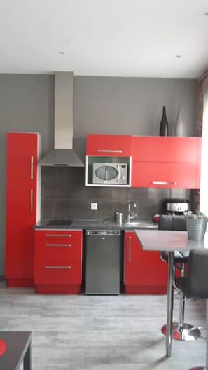 Réfrigérateur, micro-ondes, four, plaque de cuisson