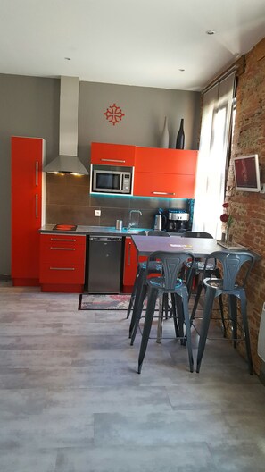 Réfrigérateur, micro-ondes, four, plaque de cuisson