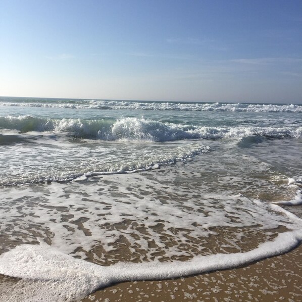 A beach with waves approaching the shore. - Charming house located on the shore of Lake Maubuisson, close to the ocean. (Carcans)