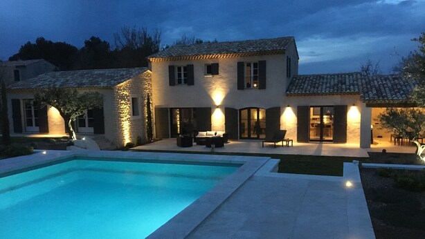 A modern house with a swimming pool, outdoor seating, and a well-lit patio area. - Bastide provençale 12 pers with swimming pool, 2 steps from Saint-Rémy-de-Pce (Eyragues)