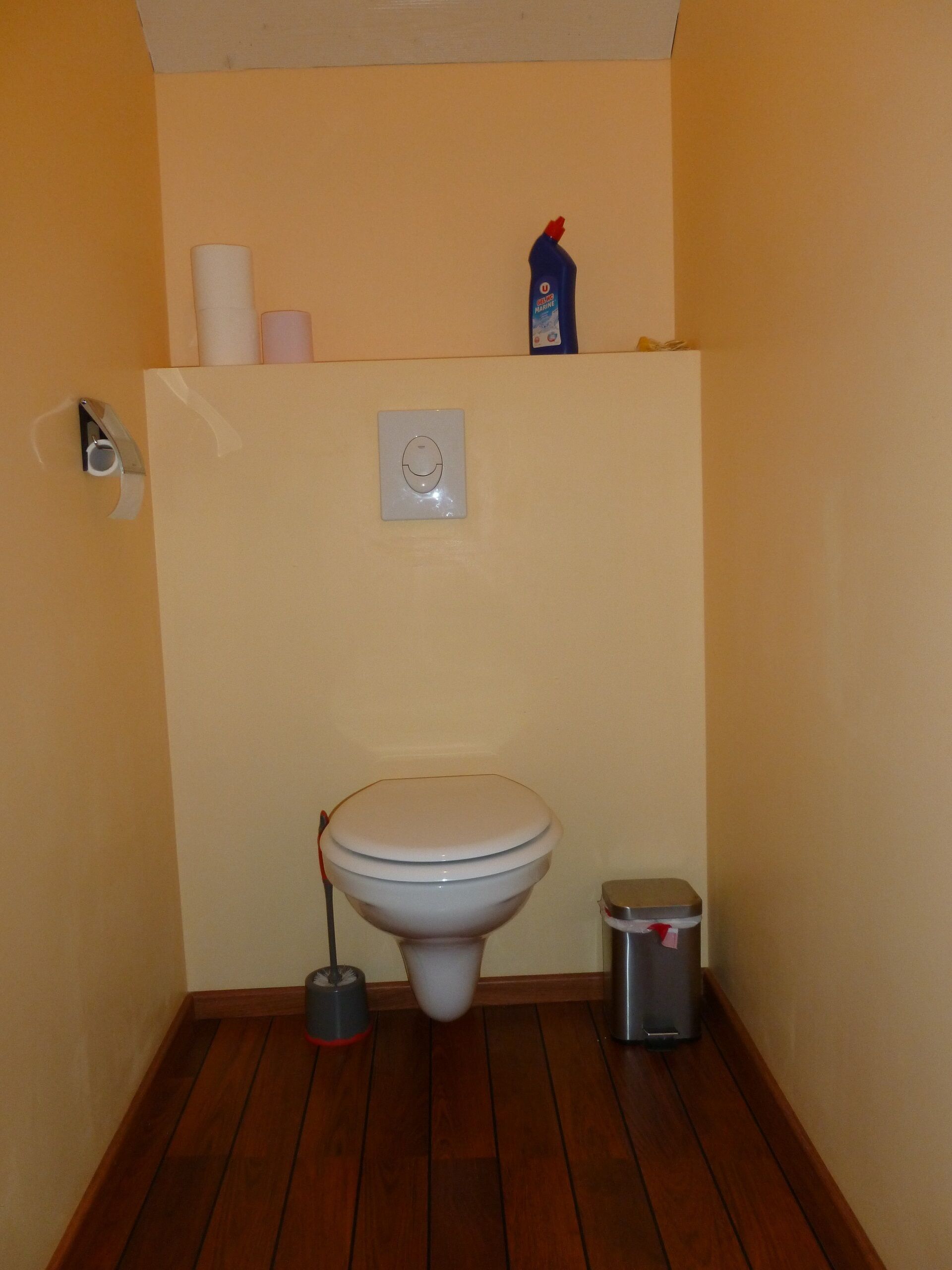 Une petite salle de bain avec des toilettes, un bidet et une poubelle.