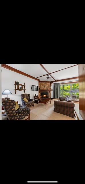 電視、壁爐、DVD 播放機、 辦公室