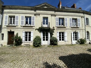 Exterior - 3500 SQF/HISTORIC HOUSE WITH WARMED POOL IN THE OLD SAUMUR/GREAT VIEWS (SAUMUR)
