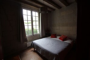 4 slaapkamers, een bureau, een strijkplank/strijkijzer, reisbedje