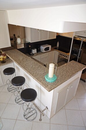 Kjøleskap, mikrobølgeovn, ovn og kokeplater