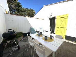 Outdoor dining - Cozy 4-Person House, Heated Pool, Tennis, Near Beach – Bretignolles-sur-Mer (Bretignolles-sur-Mer)
