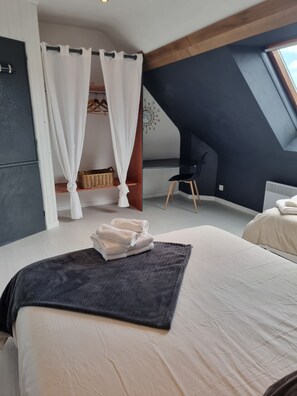 Een slaapkamer met een bed, een raam, een stoel en een wandklok.