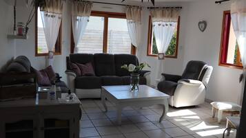 TV, caminetto, lettore DVD, tavolo da ping pong