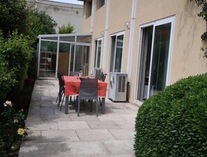 Outdoor dining - City, Quiet location on semi private road on Green Way of Périgueux, Dordogne (Périgueux)