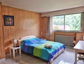 5 bedrooms, desk, iron/ironing board, travel cot - City, Quiet location on semi private road on Green Way of Périgueux, Dordogne (Périgueux)