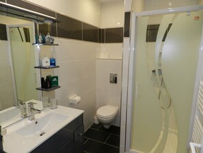 Dusche, Haartrockner, Shampoo, Toilettenpapier