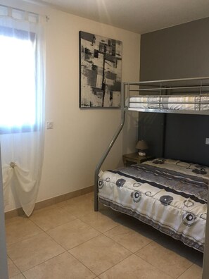 2 bedrooms, iron/ironing board, free WiFi