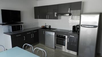 Réfrigérateur, micro-ondes, four, plaque de cuisson