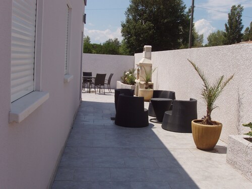 Pleasant air-conditioned apartment in 700 feets of the beach