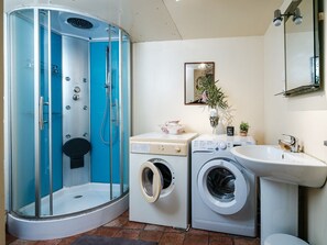 Combinazione doccia/vasca, asciugacapelli, sapone, carta igienica