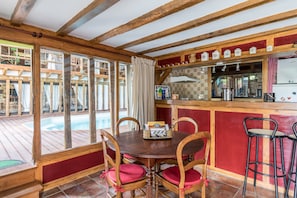 Fridge, microwave, oven, stovetop - Private indoor pool - Fishing pond - Enclosed grounds - Authentic farmhouse (Jouillat)