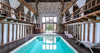 Außergewöhnliches Ferienhaus mit beheiztem, privatem Innenpool, Teich, Tieren.