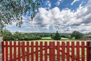 Property grounds - Gite with private indoor pool, fishing pond and animals (Jouillat)