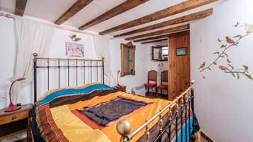 2 chambres, bureau, fer et planche Ă repasser, lit parapluie