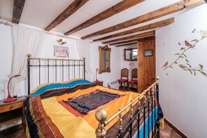 2 chambres, bureau, fer et planche à repasser, lit parapluie