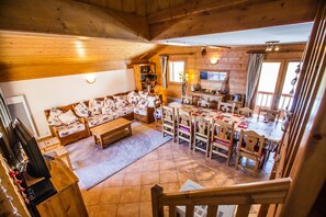 Télévision, lecteur de DVD, livres, chaîne hi-fi