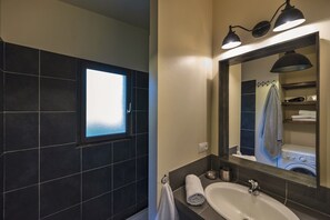 Douche, sèche-cheveux, serviettes fournies