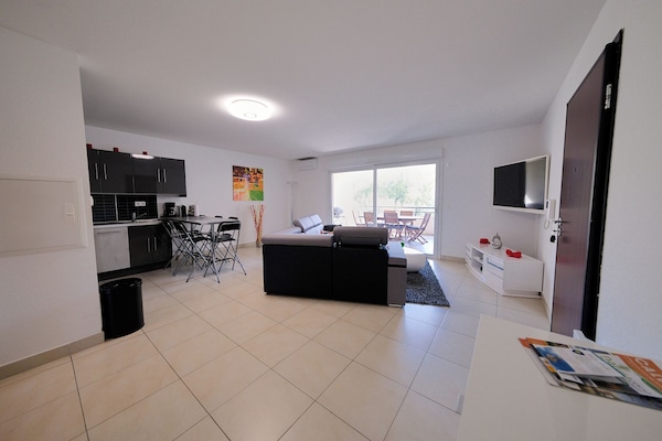 Télévision, lecteur de DVD, livres, chaßne hi-fi