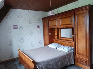 3 bedrooms, desk, iron/ironing board, travel cot - COTTAGE NEAR SEA IN CAMPAIGN (Saint-Coulomb)