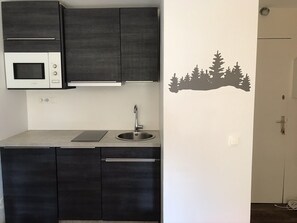 Réfrigérateur, micro-ondes, plaque de cuisson, lave-vaisselle