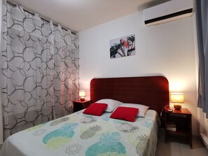 2 chambres, fer et planche à repasser, lit de bébé portatif