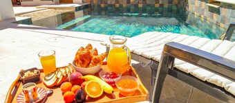 Quiet villa with swimming pool and private garden. Beach and village 800 m'away