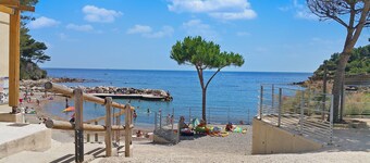 Quiet villa with swimming pool and private garden. Beach and village 800 m'away