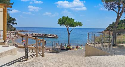 Quiet villa with swimming pool and private garden. Beach and village 800 m away