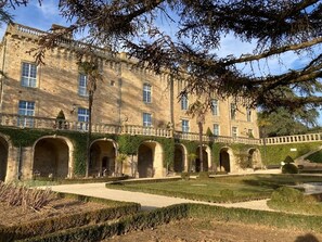 A historic building with arched walkways and a central courtyard. - Le Pigeonnier (Goujounac)