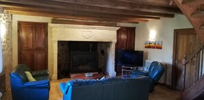 TV, fireplace, table tennis - Le Pigeonnier (Goujounac)