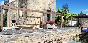 Outdoor dining - Le Pigeonnier (Goujounac)