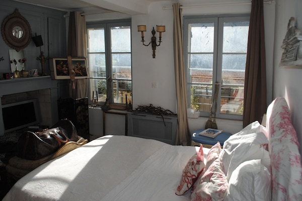 Chambre 1 (étage 1) avec lit double, placards, commode, 2 fenêtres